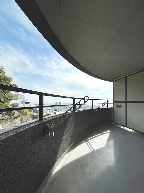 ライオンズマンション篠原北町のバルコニー|バルコニーは広々としており、家族の布団もまとめて干す事が可能。天気のいい日に一気に片付くからママの負担も軽くなります。