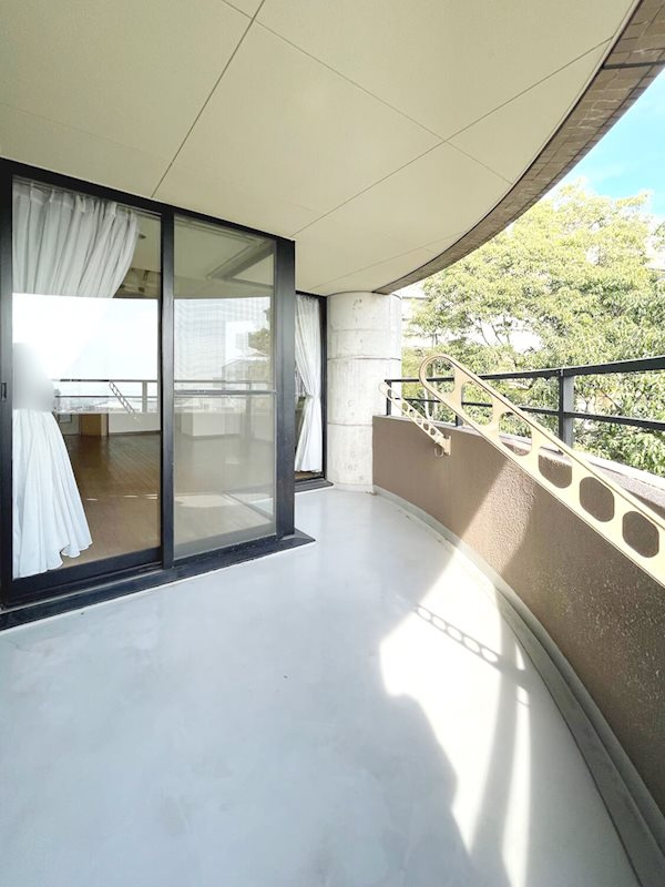 ライオンズマンション篠原北町のバルコニー|バルコニーは広々としており、家族の布団もまとめて干す事が可能。天気のいい日に一気に片付くからママの負担も軽くなります。