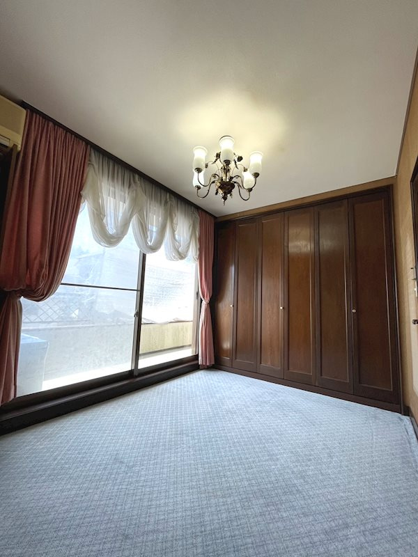 上谷上ヤンゲン戸建の洋室|南向きで風通しと日当たりのいい洋室です