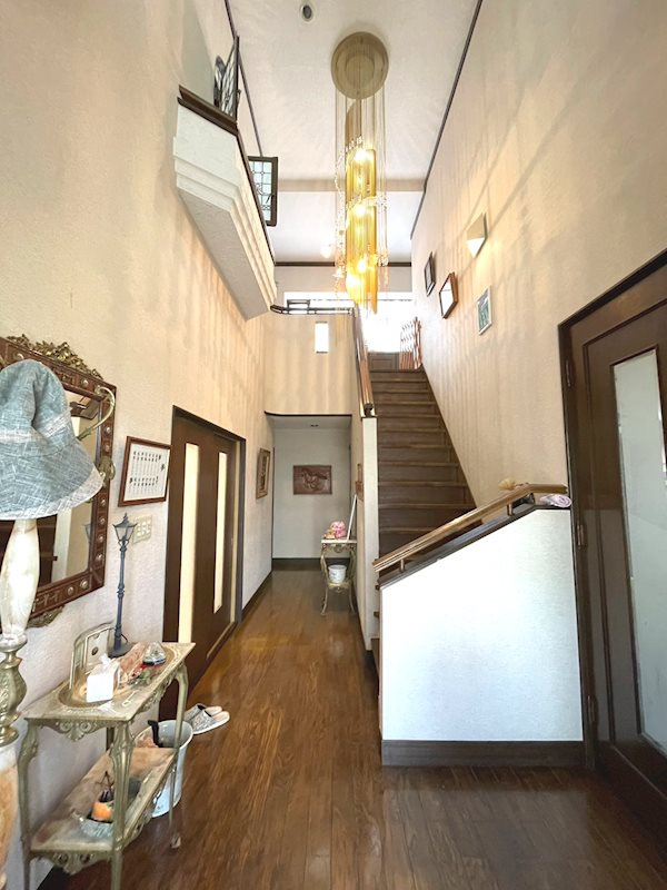 上谷上ヤンゲン戸建の玄関|天井が高く開放感溢れる玄関です