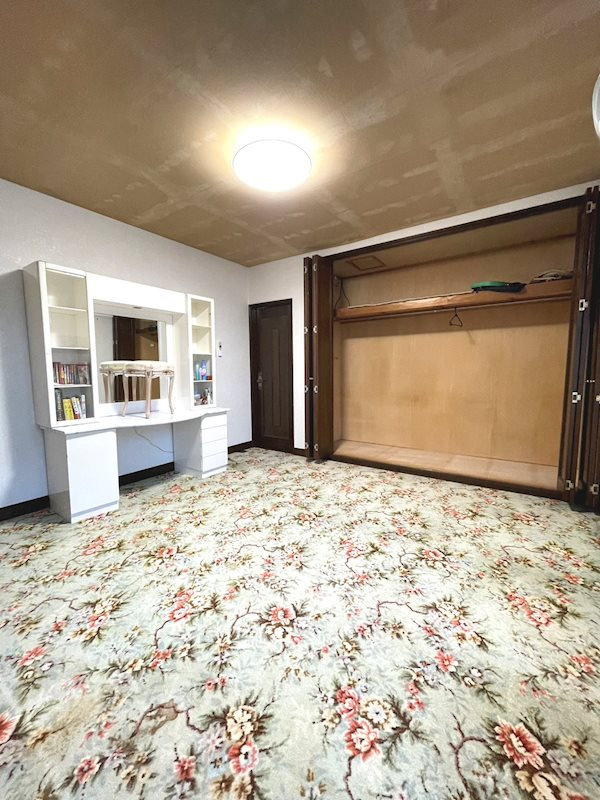 上谷上ヤンゲン戸建の洋室|収納がたっぷりの洋室