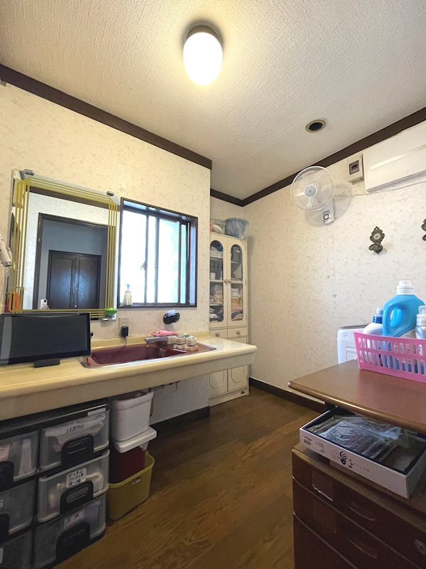 上谷上ヤンゲン戸建の独立洗面台|広々としており使い勝手のいい洗面所です