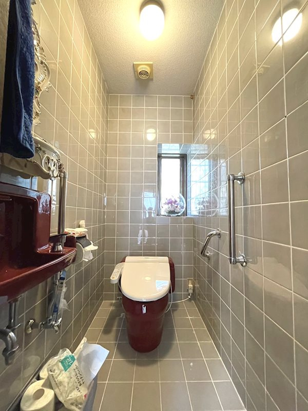 上谷上ヤンゲン戸建のトイレ|奥行きのあるトイレは開放感があります