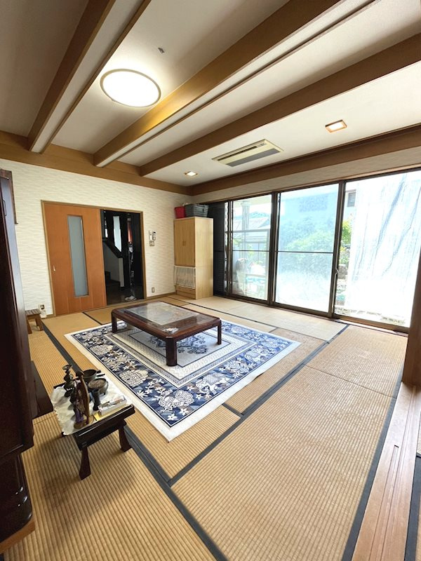 上谷上ヤンゲン戸建の和室|12帖ある和室は南向きで日当たりも良く心地のいい部屋となっております