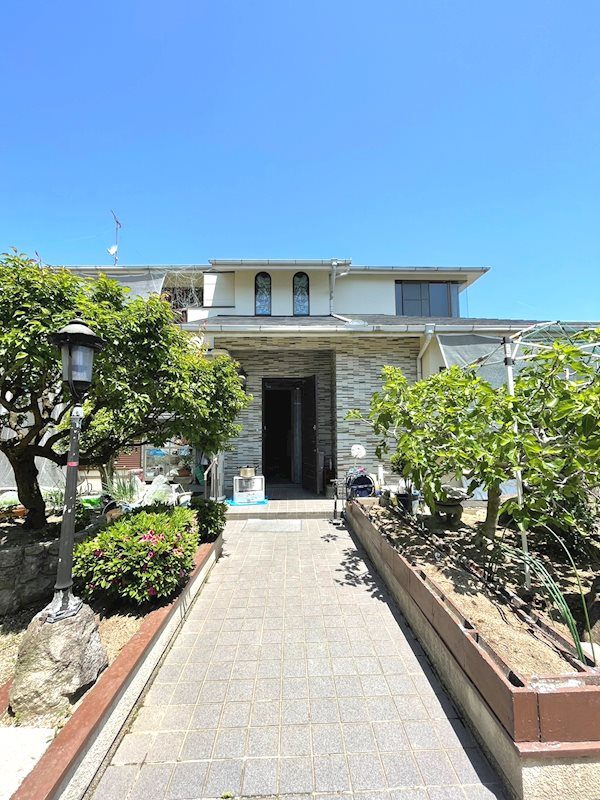 上谷上ヤンゲン戸建の庭|豪華な造りの玄関アプローチとなっております