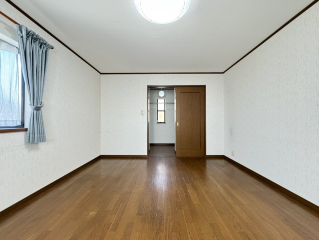 星和台2丁目戸建の洋室|広々としたWIC付きの洋室は、たっぷりの収納スペースが魅力。お気に入りの衣類や荷物をきれいに収納でき、ゆとりある暮らしを叶えます。