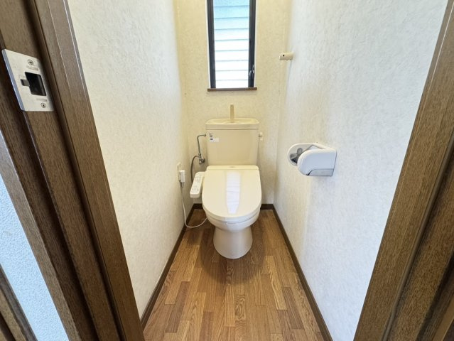 星和台2丁目戸建のトイレ|1階トイレは、清潔感のある落ち着いた空間。来客時にも使いやすく、家族みんなが快適に利用できます。
