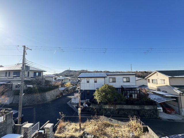 星和台2丁目戸建の展望|見晴らしの良い眺望が魅力のお部屋。開放感を感じながら、ゆったりとした時間をお過ごしいただけます。
