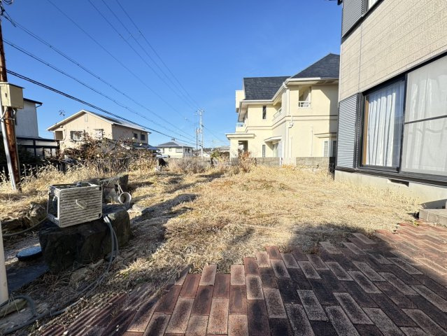 星和台2丁目戸建の庭|広々としたお庭は、家族でのびのび過ごせるゆとりある空間。ガーデニングやお子様の遊び場など、暮らしに合わせて楽しめます。