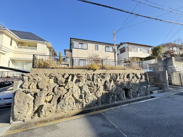 星和台2丁目戸建の前面道路含む現地写真|広々とした敷地面積234.94㎡に建つ、ゆとりある2SLDK・建物面積115.09㎡の住まい。使い勝手の良い間取りに加え、駐車スペース1台分を確保した快適な暮らしを叶える邸宅です。