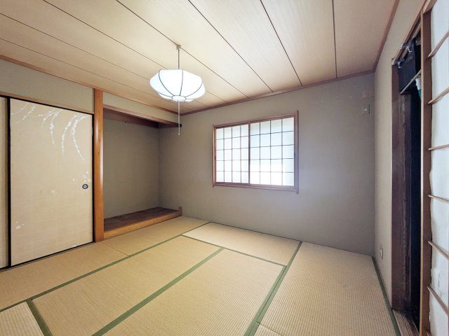 星和台2丁目戸建の和室|約8帖の和室は、ゆとりある広さが魅力の一室。客間や趣味のスペースなど、ライフスタイルに合わせて多目的にお使いいただけます。
