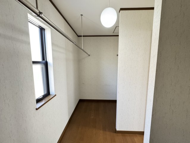 星和台2丁目戸建の収納|たっぷり収納できるWIC付き。衣類はもちろん、季節物の荷物もまとめて収納でき、快適ですっきりとした暮らしをサポートします。