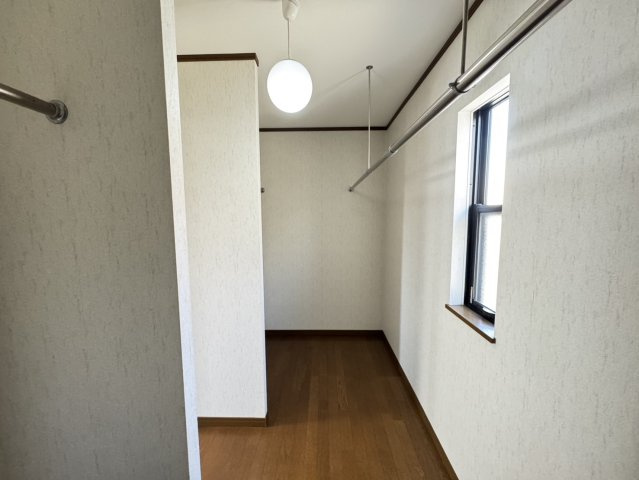 星和台2丁目戸建の収納|ゆとりあるWICは、収納力の高さが魅力。お気に入りの洋服や荷物を整理しやすく、居室を美しく保てる便利なスペースです。