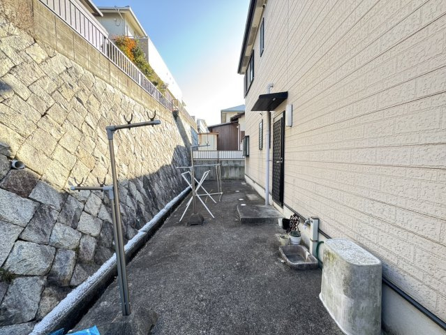 星和台2丁目戸建の前面道路含む現地写真