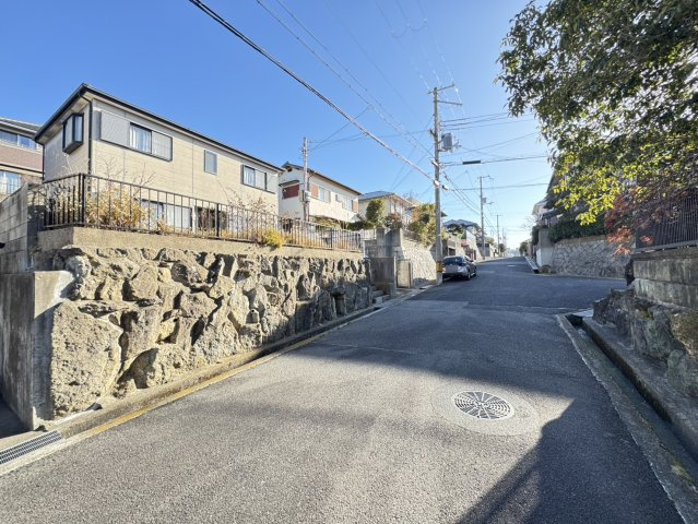 星和台2丁目戸建の前面道路含む現地写真