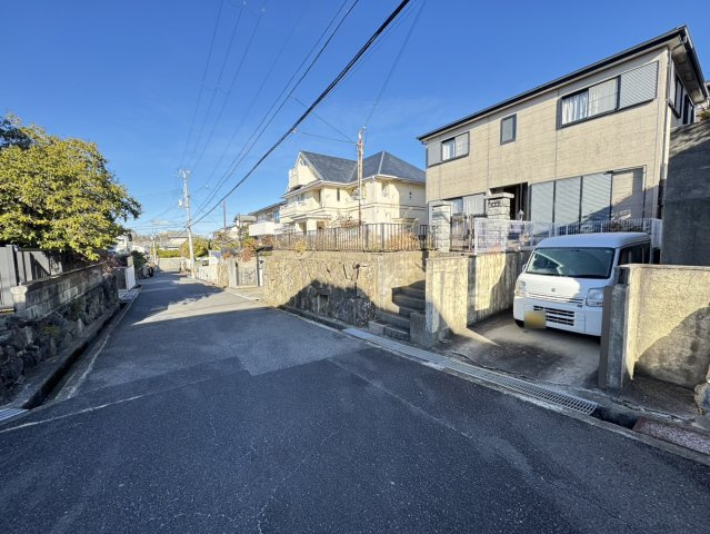 星和台2丁目戸建の前面道路含む現地写真
