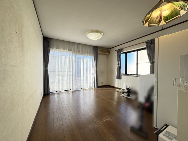 星和台2丁目戸建の居間・リビング|広々リビングで日当たりも良好です！