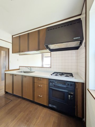 星和台2丁目戸建のキッチン|開放感あふれるカウンターキッチンは、ご家族やゲストとの会話を楽しみながら料理ができる、暮らしを豊かにする住まいの魅力です。