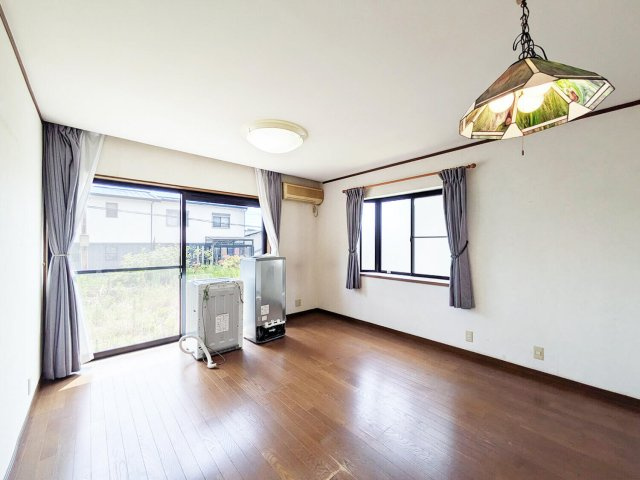 星和台2丁目戸建の居間・リビング|LDK約14帖のゆとりある広々リビング。開放感あふれる空間に陽光がたっぷり差し込み、家族が自然と集まる明るく心地よい住まいを演出します。