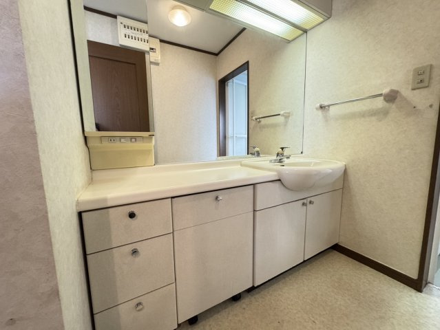 星和台2丁目戸建の独立洗面台|洗面所広々！壁一面鏡です！