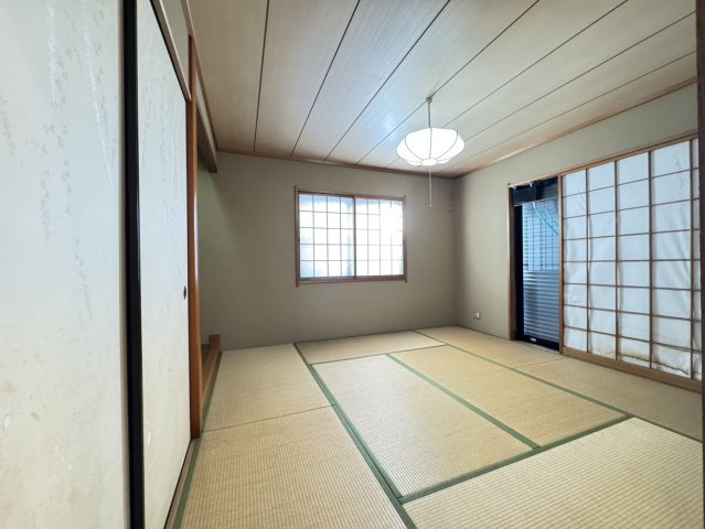 星和台2丁目戸建の和室|ゆとりある8帖の和室。客間や趣味の空間など、多目的に使える便利なお部屋です。
