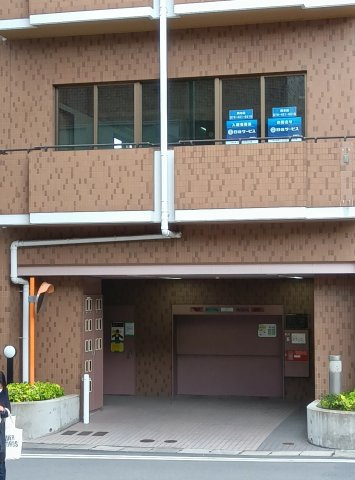 本山マンションのエントランス|外観は落ち着いています