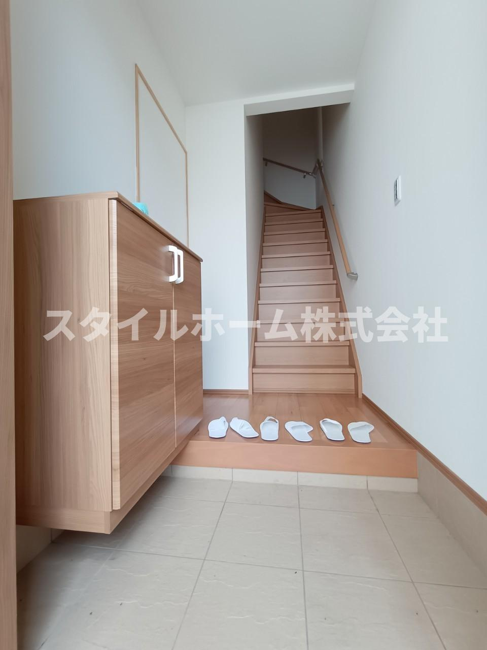 カーサ伊奈駅前の玄関