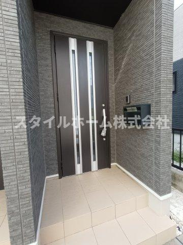 カーサ伊奈駅前のエントランス