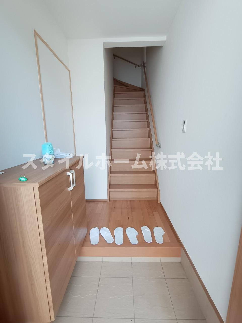 カーサ伊奈駅前の玄関