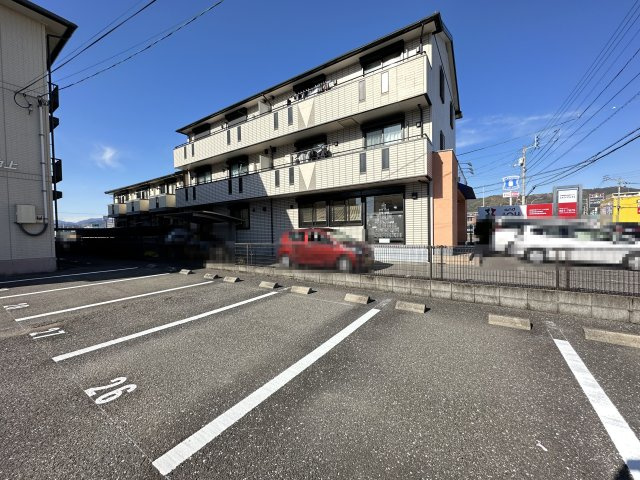 ビーンズ南川添Ⅰの駐車場