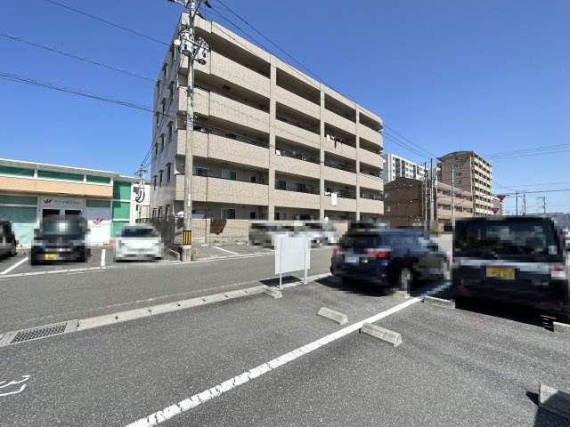 フィネス南川添の駐車場