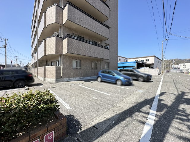 フィネス南川添の駐車場