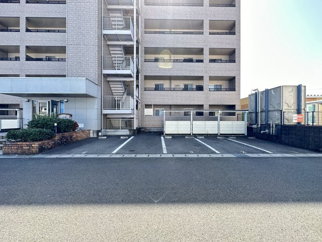 フィネス南川添の駐車場