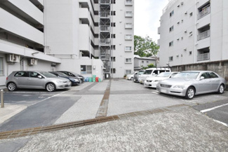 【駐車場】 | マンションの駐車場スペース。空きの有無や駐車料金、サイズ規定などについては、改めてお問い合わせください。～即日のご見学可能～　お問合せはお気軽にどうぞ。