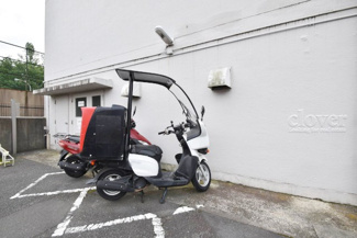 【駐車場】 | バイク置き場。空き区画の有無や駐輪料金、サイズおよび排気量規定などについては、改めてお問い合わせください。～即日のご見学可能～　お問合せはお気軽にどうぞ。