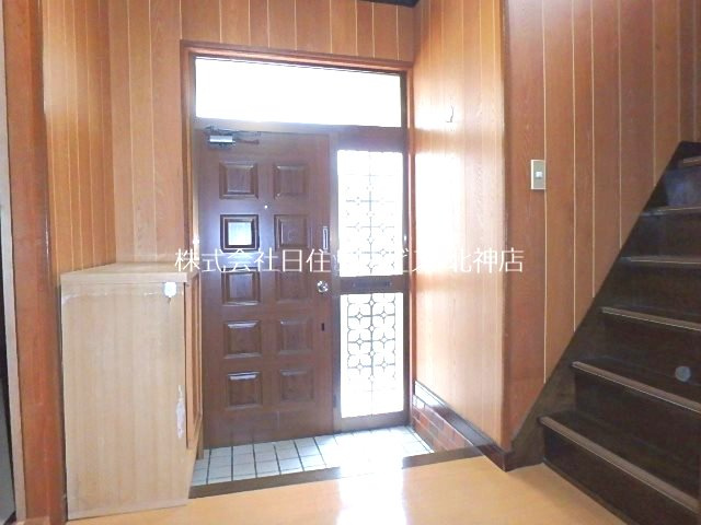 神戸市北区有野町唐櫃の一戸建ての玄関|明るい玄関です
