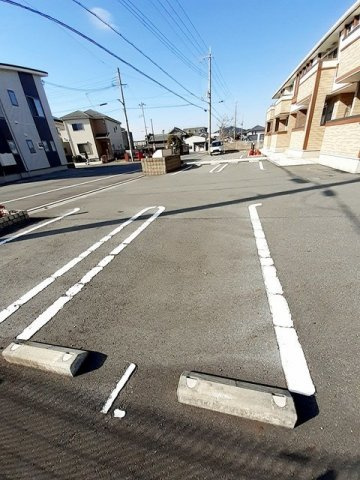 レジデンス別所の駐車場