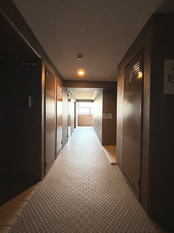ダイアパレス魚崎北町のその他共用部分|対象住戸前の廊下です。高級感のある廊下は、来客者を優雅にお出迎えします。