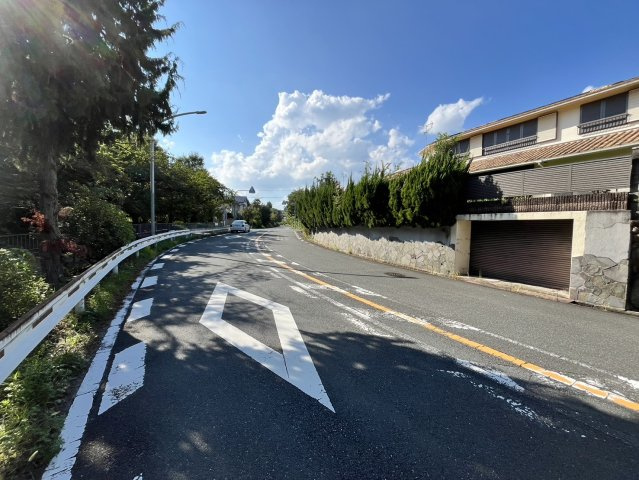 吹田市桃山台3丁目　邸宅用地の前面道路含む現地写真