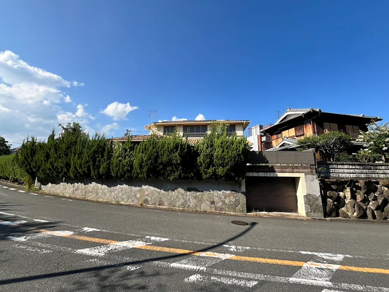 吹田市桃山台3丁目　邸宅用地の前面道路含む現地写真