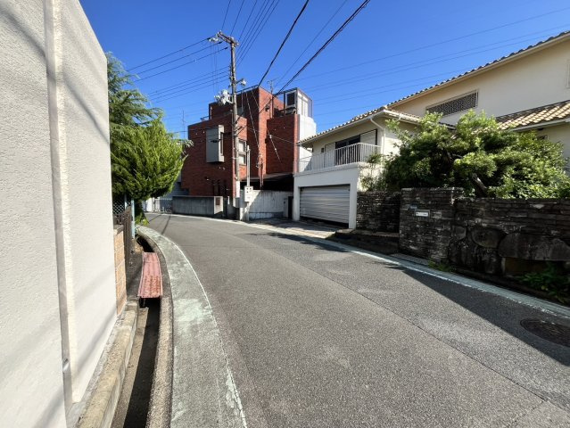 吹田市桃山台3丁目　邸宅用地の前面道路含む現地写真