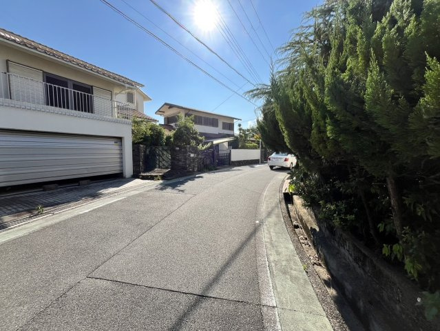 吹田市桃山台3丁目　邸宅用地の前面道路含む現地写真