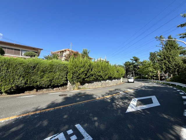吹田市桃山台3丁目　邸宅用地の前面道路含む現地写真