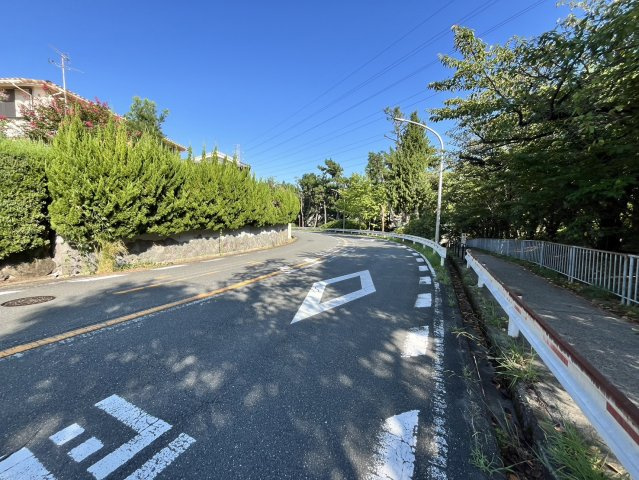 吹田市桃山台3丁目　邸宅用地の前面道路含む現地写真