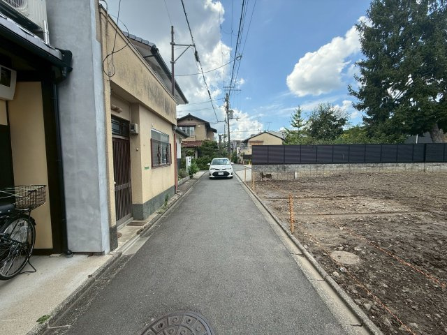 左京区下鴨松ノ木町土地の前面道路含む現地写真|対象不動産の南側道路です。セットバックが必要です。