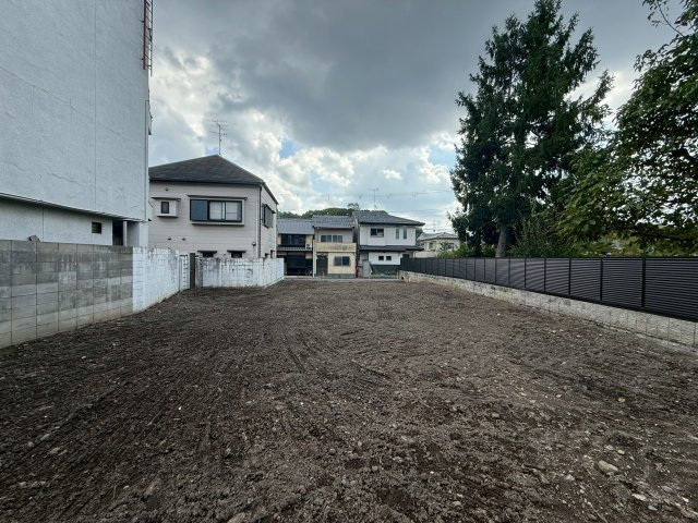 左京区下鴨松ノ木町土地の外観|対象不動産の奥から南側道路へ撮影しています。