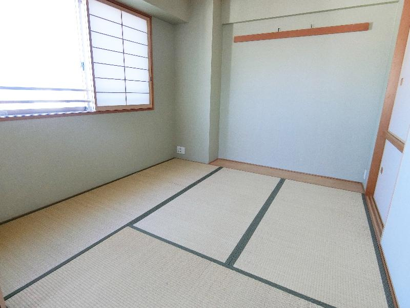 ルネ烏丸御池の和室|和室 窓があり、単独の居室としてはもちろん、ＬＤＫと繋げて約２３帖のゆったりした空間としてもご利用い