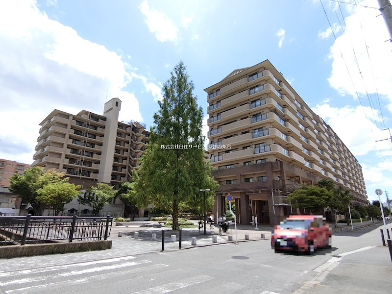 ファミールガーデン二条駅前の外観