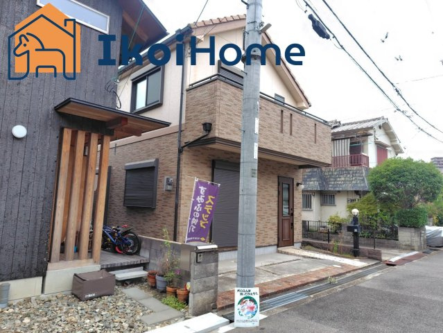 明石市大蔵谷奥　中古戸建のエントランス|弊社独自で毎月５組限定「人気オプション３点パック」カーポート・バルコニー・ウッドデッキを１万円で取付