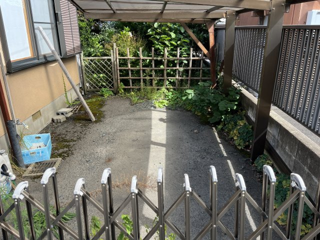 敷地面積６６坪・延べ床面積２８坪・仙北三丁目・モダンな中古平屋の駐車場|現在は駐車場１台分ですが、外構工事で２台分に増やすことが出来ます。